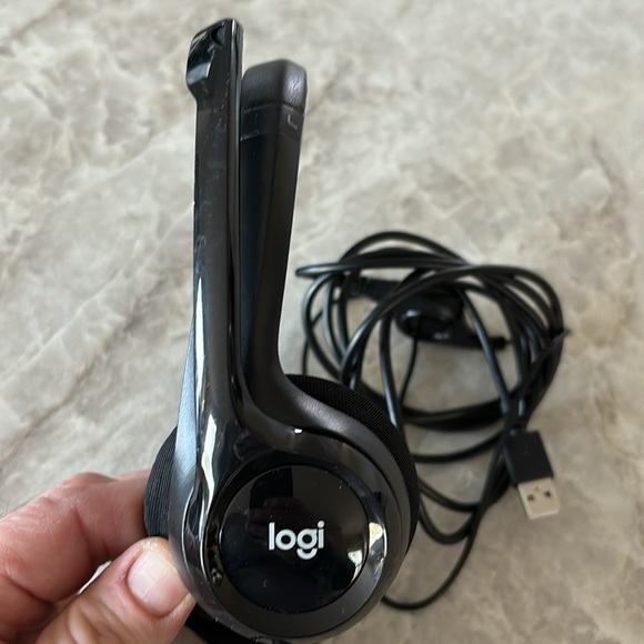 Logitech ClearChat Comfort USB Headset H390 with Mic - Picture 2 of 10